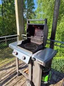 einen Grill mit Laptop darüber in der Unterkunft Maison "Chalet Concept" 6 pers à 10min Puy du Fou in La Gaubretière + 28 Fotos