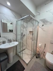 un baño con ducha y lavabo en Apollo 1, en Ulcinj 12 fotos más