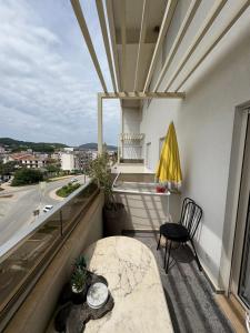 Un balcón con una mesa y vista a una calle. en Apollo 1, en Ulcinj