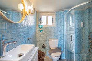Koupelna v ubytování Evagelia Luxury Family Apartment + 18 fotografií
