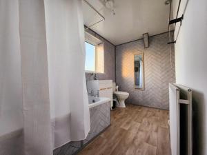 een badkamer met toilet en wastafel bij The Trackside Cottage in Carlin How +7 foto's