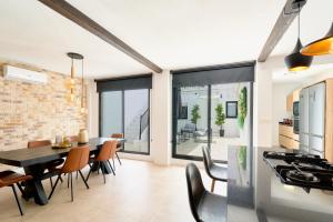 eine Küche und ein Esszimmer mit Tisch und Stühlen in der Unterkunft Kosta Homes - Modern Two Bedroom with Terrace in Alhaurín de la Torre