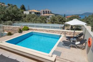 Bazén v ubytování Evagelia Luxury Family Apartment nebo v jeho okolí