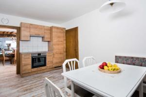 Kuchnia lub aneks kuchenny w obiekcie Apartmenthaus Kuchelberg