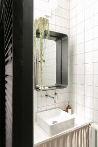 a bathroom with a sink and a mirror at Chambre avec salle de bain et accès indépendant in Nantes