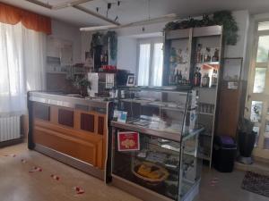 eine Küche mit Arbeitsfläche und Kühlschrank in der Unterkunft La Colombella in Montemonaco