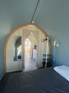 Postel nebo postele na pokoji v ubytování Camping Paradis d'Arvor + 37 fotografií