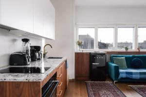 Cucina o angolo cottura di Comfy Top Floor Studio Apt in Centre of Helsinki