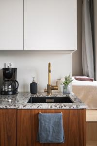 Cucina o angolo cottura di Comfy Top Floor Studio Apt in Centre of Helsinki