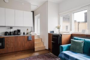 Cucina o angolo cottura di Comfy Top Floor Studio Apt in Centre of Helsinki