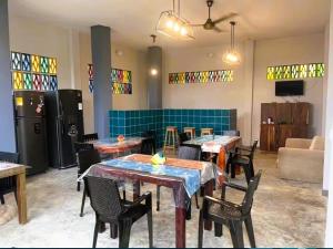 a dining room with tables and chairs and stained glass at Escapada Perfecta en Apartasuites Privadas Coveñas in Coveñas +10 photos