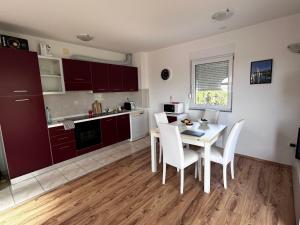 a kitchen with a table and chairs in a room at Apartment Milna Dante in Milna