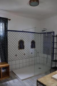 ducha con mampara de cristal en una habitación en casa honorio, en Playa de Santiago