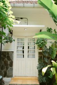 una puerta delantera de una casa con ventanas en Indise House at Hamsa Putih Yogyakarta, en Yogyakarta