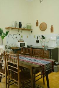 Una cocina con una mesa y sillas en una habitación. en Indise House at Hamsa Putih Yogyakarta, en Yogyakarta