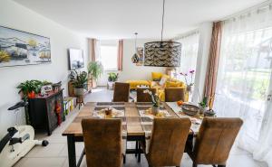 a dining room with a table and chairs at Dingqin'Home in Arni Alp