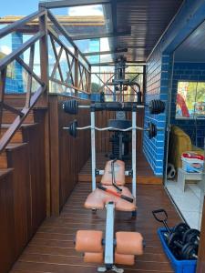 Fitness centrum a/nebo fitness zařízení v ubytování Casa próximo parque de eventos com piscina aquecida na temporada + 36 fotografií
