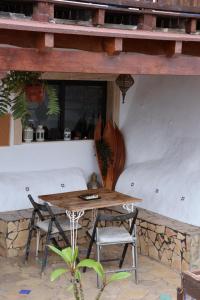 Una mesa y sillas frente a un edificio. en casa honorio, en Playa de Santiago 23 fotos más