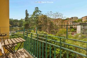 a balcony with a bench and a green railing at Fedora, Terre Marine in La Spezia