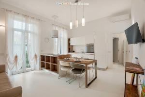 a white kitchen with a table and a counter at Fedora, Terre Marine in La Spezia