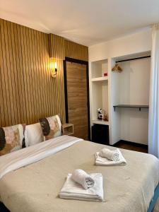 ein Hotelzimmer mit einem Bett mit Handtüchern darauf in der Unterkunft Boutique Palacio in Alicante