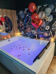Fotografie z fotogalerie ubytování Suite Passion - Jacuzzi privé - Table massage v destinaci Saint-Étienne