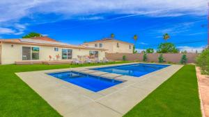 ein Swimmingpool in einem Hof mit einem Haus in der Unterkunft F-27 Carnelian in Anaheim