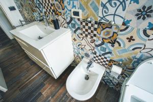 un baño con inodoro y lavabo en Al Numero175, en Agrigento