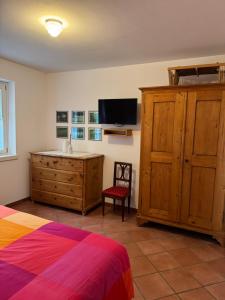 Televízia a/alebo spoločenská miestnosť v ubytovaní Laghel7 Agritur