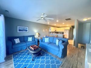 Et opholdsområde på Sunset Sea-Renity | Community Pool and Beach Access | Beautiful Sunset Views