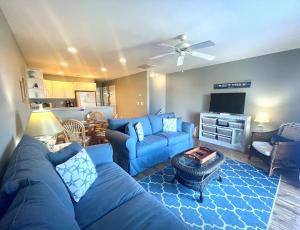 Et opholdsområde på Sunset Sea-Renity | Community Pool and Beach Access | Beautiful Sunset Views