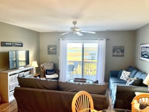 Et opholdsområde på Sunset Sea-Renity | Community Pool and Beach Access | Beautiful Sunset Views