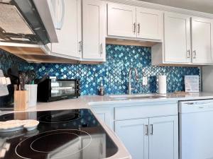 Kuchyň nebo kuchyňský kout v ubytování Oceanview Condo - Sea Coast Suites 18 in Surf City, NC + 24 fotografií