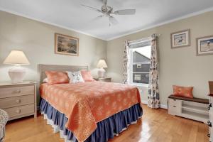 Postel nebo postele na pokoji v ubytování Surf Condo 321 | Dog Friendly | Community Pool and Beach Access