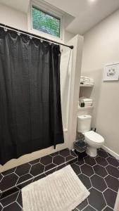Ένα μπάνιο στο Eureka on Main Velvet Suite 102 +9 φωτογραφίες