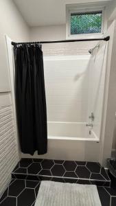 Ένα μπάνιο στο Eureka on Main Velvet Suite 102