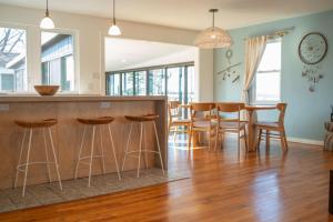 cocina y comedor con bar y sillas en The Dreamcatcher, en Eureka Springs