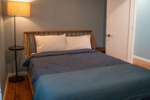 1 dormitorio con 1 cama con manta azul y lámpara en The Dreamcatcher, en Eureka Springs