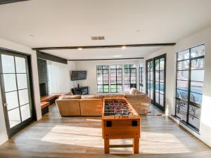 Μια τηλεόραση ή/και κέντρο ψυχαγωγίας στο F-23 Rapunzels Tower