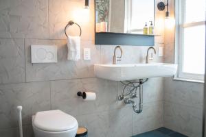 un baño con lavabo e inodoro en The Dreamcatcher, en Eureka Springs 18 fotos más