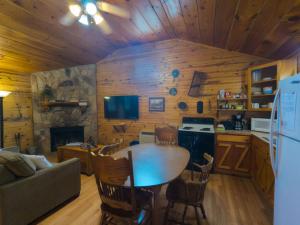 Una cocina y una sala de estar con una mesa y un sofá. en Wild Plum Cabin No. 2, en Eureka Springs