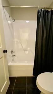 Ένα μπάνιο στο Main St. Eureka Suite 202