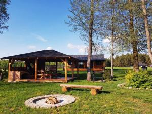 Κήπος έξω από το Domek Wypoczynkowy Zacisze w Makosiejach z dostępem do rzeki, z balią i jacuzzi