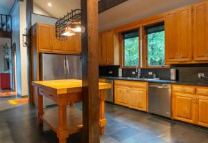 Una cocina con gabinetes de madera y una mesa de madera. en The Ozark Deck House, en Eureka Springs 18 fotos más