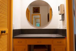 un baño con lavabo y espejo en The Deck House Retreat, en Eureka Springs
