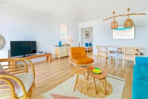 ein Wohnzimmer mit Sofa und Tisch in der Unterkunft Vue sur mer La Baule Hydra in La Baule