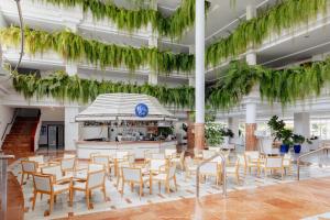 Restauracja lub miejsce do jedzenia w obiekcie Landmar Playa La Arena
