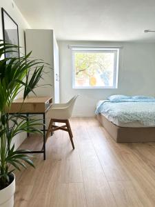 Ένα ή περισσότερα κρεβάτια σε δωμάτιο στο Urban Treehouse in city centre