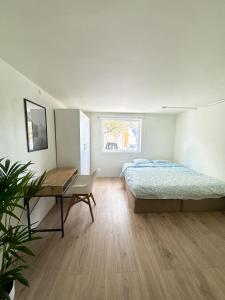 Ένα ή περισσότερα κρεβάτια σε δωμάτιο στο Urban Treehouse in city centre