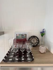 un vassoio di bicchieri da vino seduti su un tavolo di Luxury Svetlanka House Fenals a Lloret de Mar